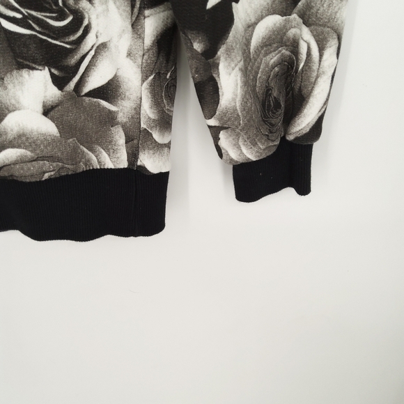 BLACK KAVIAR ROSE FLORAL SWEATSHIRT SIZE MEDIUM - Picture 5 of 8